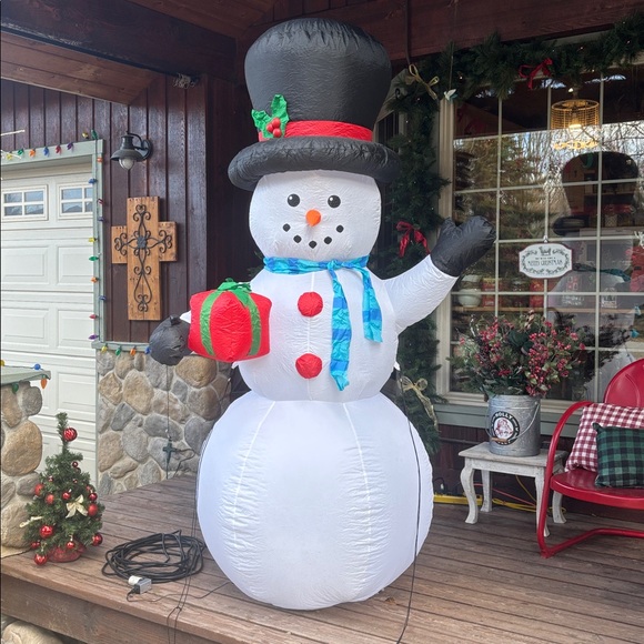 EUC Snowman Inflatable Lit - Picture 3 of 9